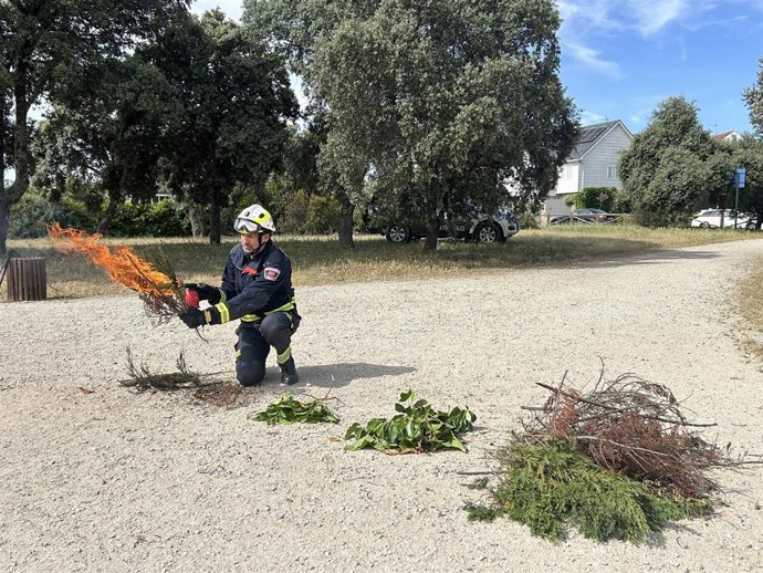 Bombero de la Comunidad de Madrid durante una demostración de la capacidad de combustión de la arizónica