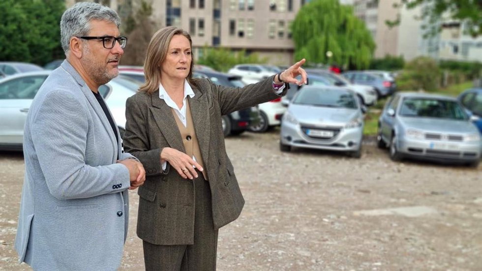 Luisa Sánchez en la zona donde se levantará la biblioteca.