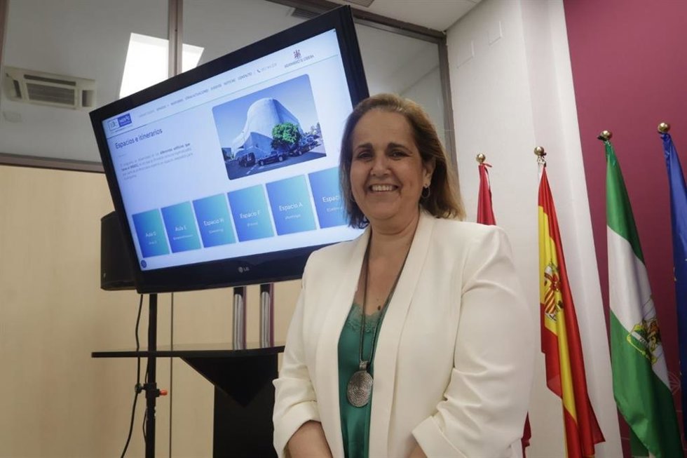 La presidenta del Imdeec, Blanca Torrent, presenta la nueva web de la Red de Emprendimiento de Córdoba ('www.Emprendimientodecordoba.Com').