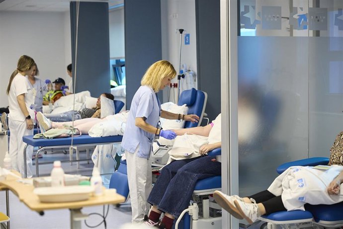 Varias personas donan sangre. ARCHIVO,