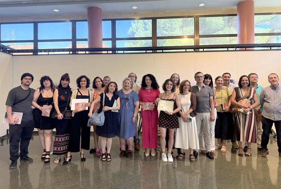 Ganadores del X Concurso de Microrrelato Ilustrado, junto a organizadores y miembros del jurado.