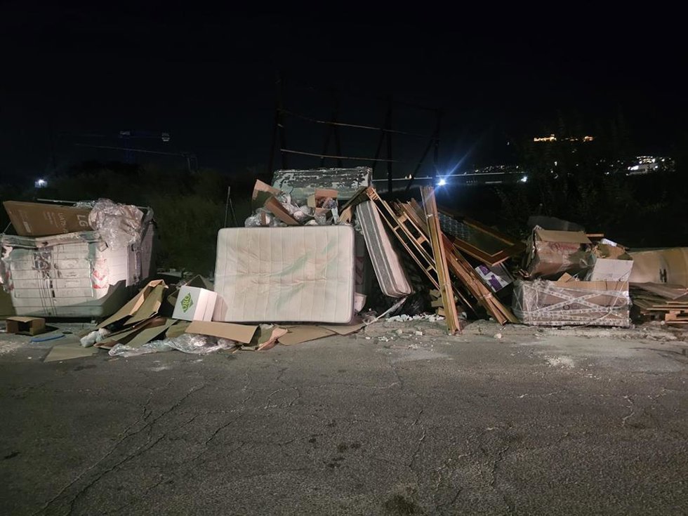 Imagen de residuos depositados junto a los contenedores