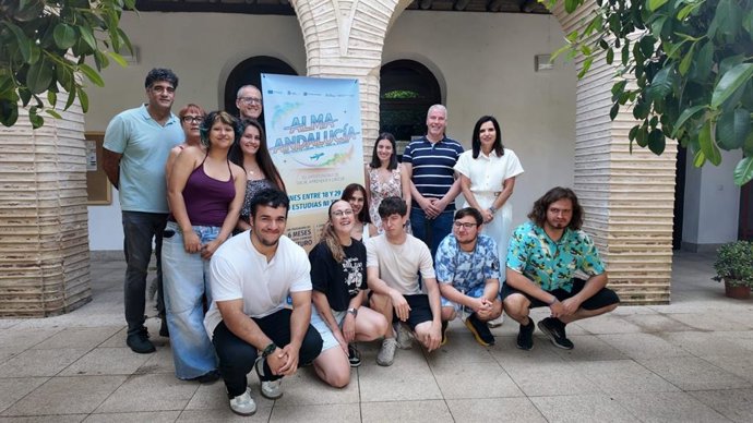 Gálvez (2ª fila, dcha.), con los jóvenes cordobeses que realizarán prácticas profesionales en Alemania a través del programa ALMA Andalucía.