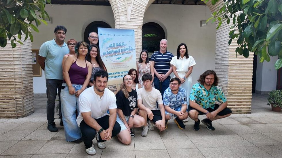Gálvez (2ª fila, dcha.), con los jóvenes cordobeses que realizarán prácticas profesionales en Alemania a través del programa ALMA Andalucía.