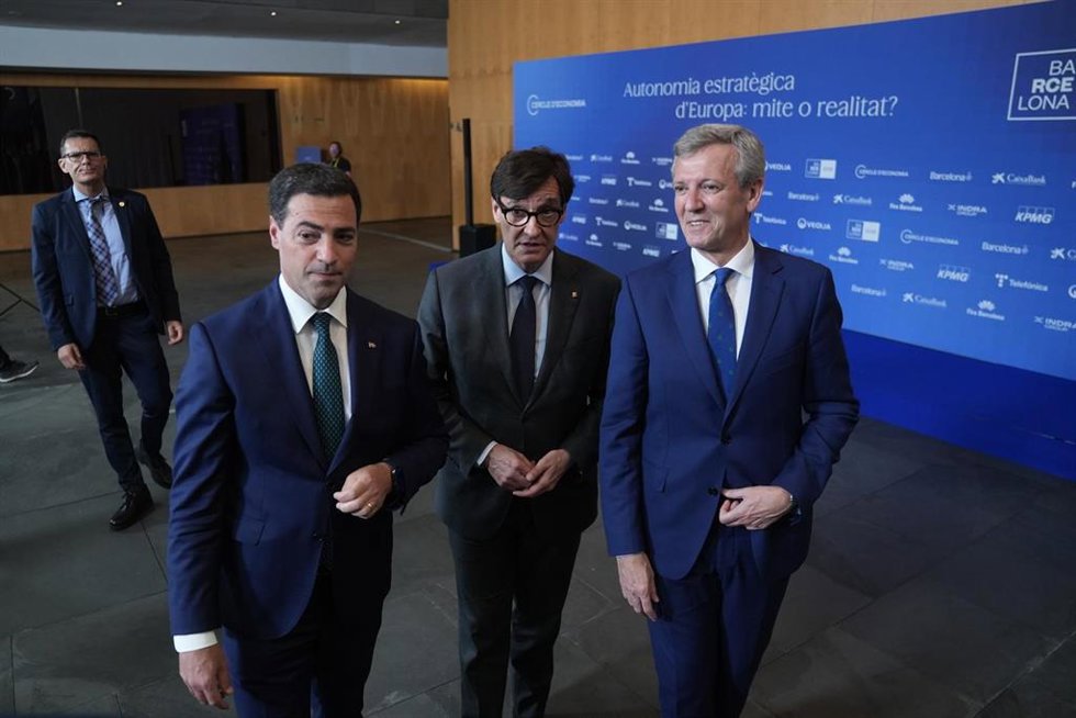 El presidente de la Generalitat, Salvador Illa, el Lehendakari, Imanol Pradales, y el presidente de la Xunta, Alfonso Rueda, durante la sesión 'España, territorio y liderazgo: La visión de los presidentes autonómicos', en la 41 Reunió Cercle d'Economia, e