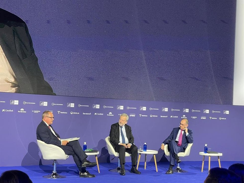 El presidente de CaixaBank, Tomás Muniesa, y el general de Economía del Banco de España, David López