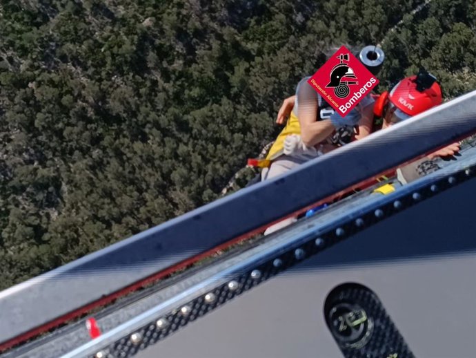 Bombers rescaten amb helicòpter a una senderista ferida mentre feia una ruta a Saix