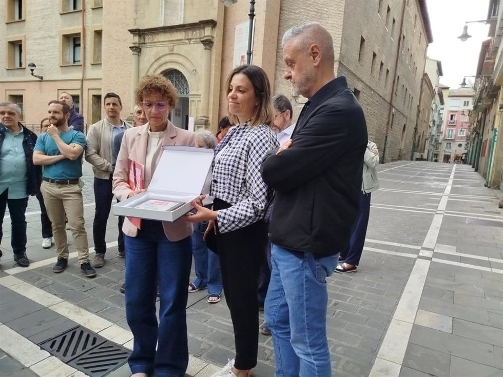 Homenaje del PSN de Pamplona a Aurea Jaso en la primera edición de los Premios Gregorio Angulo
