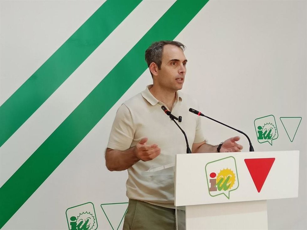 El coordinador general de Izquierda Unida (IU) y diputado en el Congreso, Toni Valero, en una rueda de prensa.