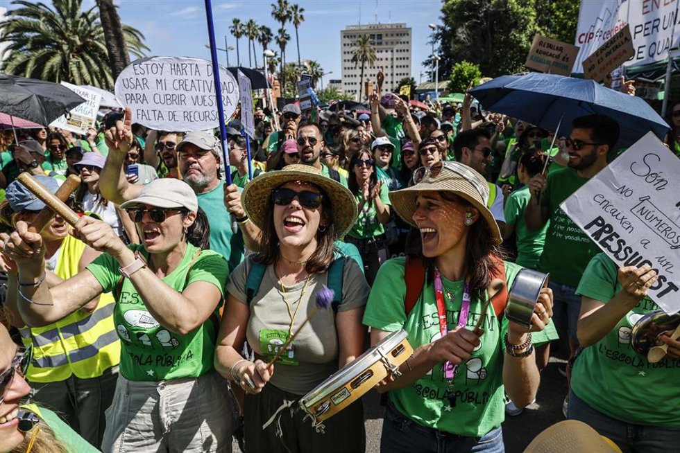 Decenas de personas se concentran frente a la Conselleria de Educación. 