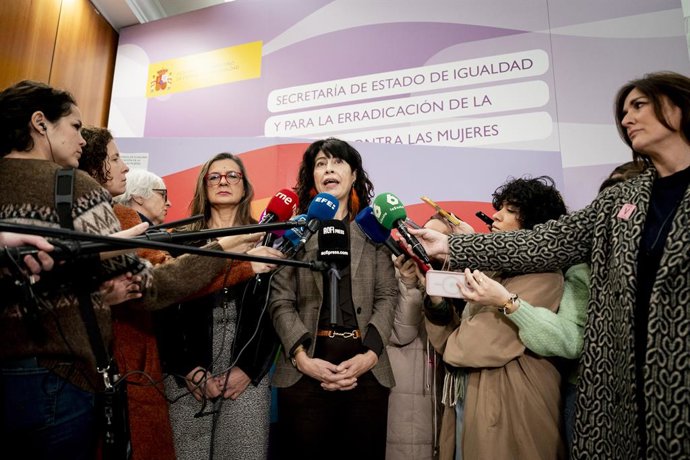 Archivo - Arxiu - La ministra d'Igualtat, Ana Redondo (c), juntament amb la delegada del Govern contra la Violència de Gènere, Carmen Martínez Perza (4e), en una foto d'arxiu.