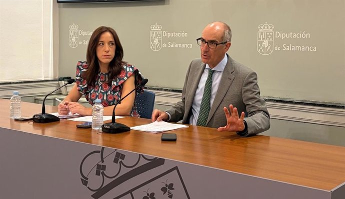 La diputada de Proyectos Estratégicos, Pilar Sánchez, y el presidente de la Diputación, Javier Iglesias.