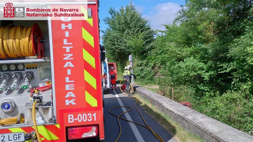 Bomberos en el lugar del accidente en la N-135 en el que ha fallecido un hombre de 60 años.