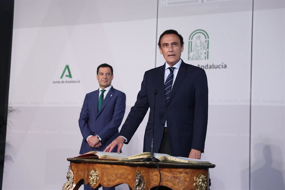 Archivo - El consejero de Universidad e Innovación, José Carlos Gómez Villamandos, jurando su cargo junto al presidente de la Junta de Andalucía, Juanma Moreno.