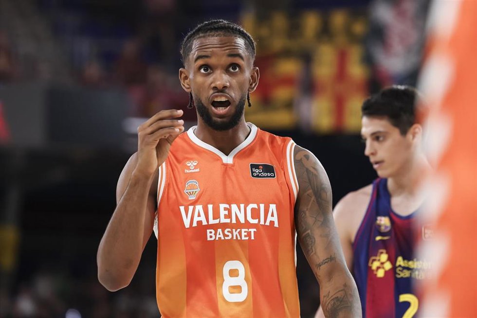 EL base dominicano Jean Montero durante un partido del Valencia Basket