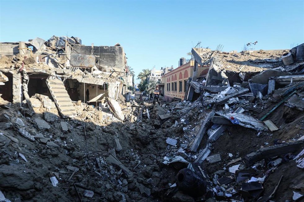 Restos y escombros tras un ataque de Israel contra Deir al Balá, en el centro de la Franja de Gaza    