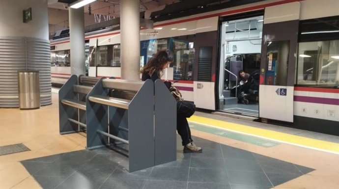 Archivo - Apoyo isquiático en la estación de Atocha Cercanías