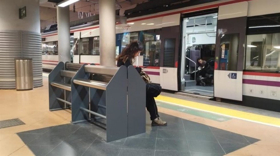 Archivo - Apoyo isquiático en la estación de Atocha Cercanías