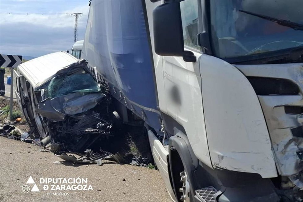Accidente de tráfico entre una furgoneta y un vehículo articulado en la carretera N-122, en el término municipal de Agón.
