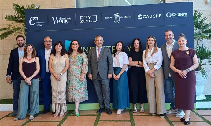 El consejero de Medio Ambiente, Industria, Universidades, Investigación y Mar Menor, Juan María Vázquez, junto a los participantes en la jornada de Industria y Sostenibilidad organizada por la revista digital 'Bussines Women', y durante la inauguración