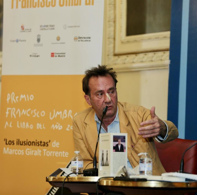 El autor Marcos Giralt Torrente, en la presentación de su libro 'Los Ilusionistas' en la Feria del Libro de Valladolid.