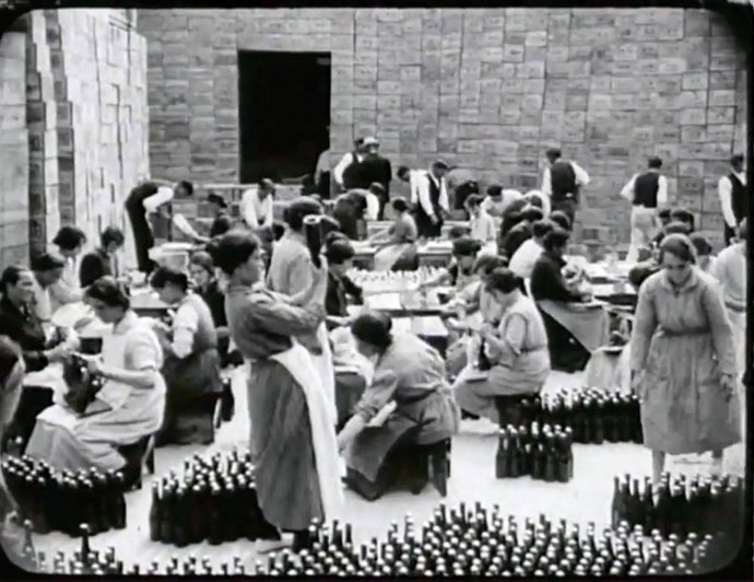 Imagen del documental grabado en las primeras décadas del siglo XX sobre la elaboración de la bebida tradicional asturiana con motivo del Día Mundial de la Sidra.