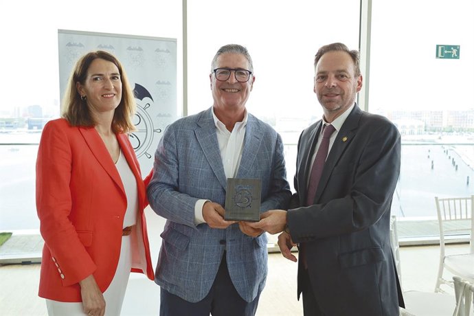 Isabel Albiach, socia de Propeller Valencia; Patrick Reynés, CEO de Marina Port Valencia; y Alfredo Soler, presidente de Propeller Valencia.
