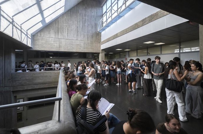 Alumnos esperan para comenzar el primer examen de la PAU 2026, en la Facultad de Ciencias de la Información de la Universidad Complutense de Madrid, a 1 de junio de 2026, en Madrid (España). La Prueba de Acceso a la Universidad (PAU) del curso 2025/26 com