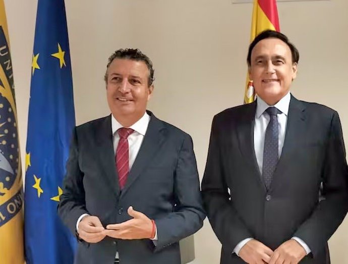 Archivo - Imagen del presidente de la Diputación de Sevilla, Javier Fernández, junto al consejero de Universidades, José Carlos Gómez VIllamandos