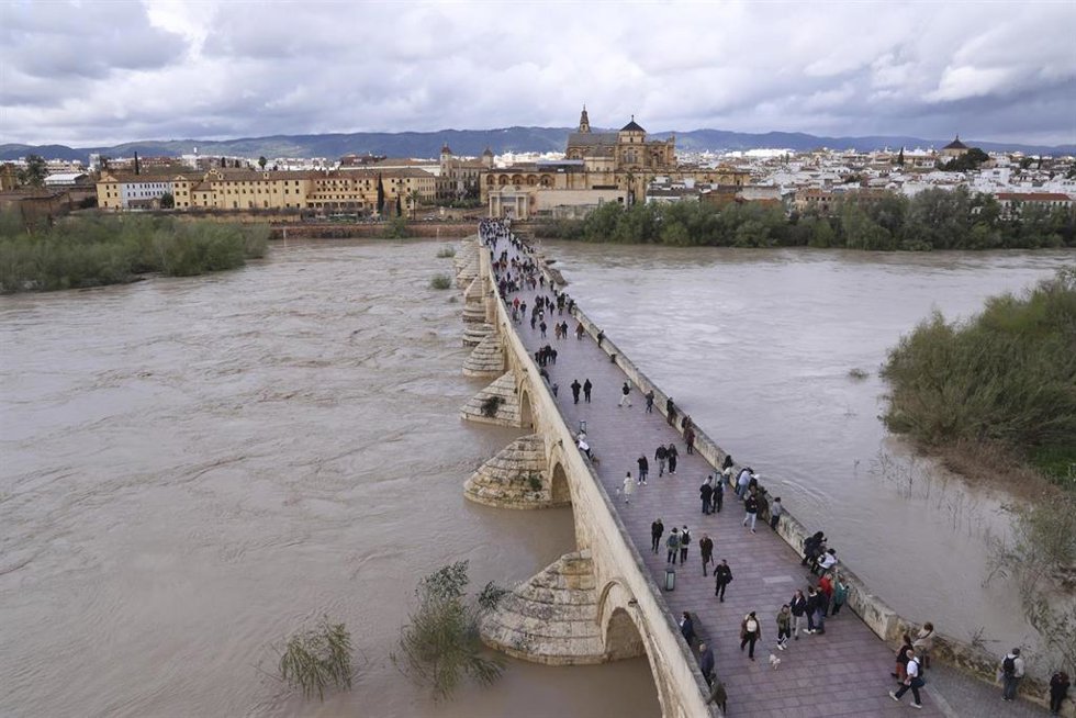 Archivo - Imágenes de la crecida del Río Guadalquivir a su paso por el puente Romano de Córdoba (Andalucía, España).
