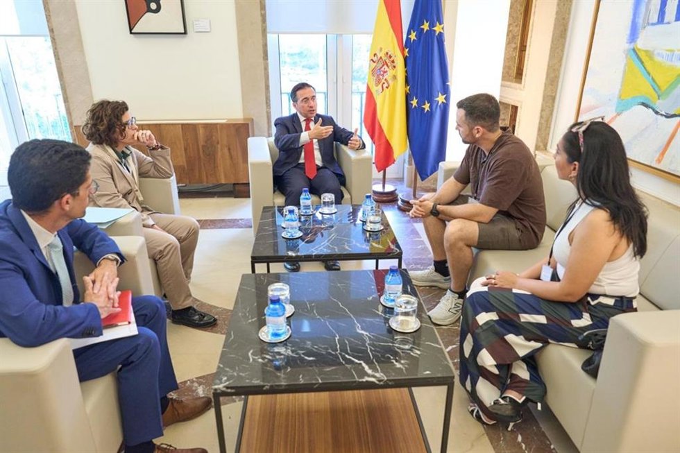 El ministro de Asuntos Exteriores, Unión Europea y Cooperación, José Manuel Albares, recibe a la familia de Alicia Armesto para informarles de las gestiones