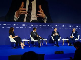 El presidente de KPMG España, Juanjo Cano; el ministro de Industria y Turismo, Jordi Hereu, y el director de Veolia España, Daniel Tugues.