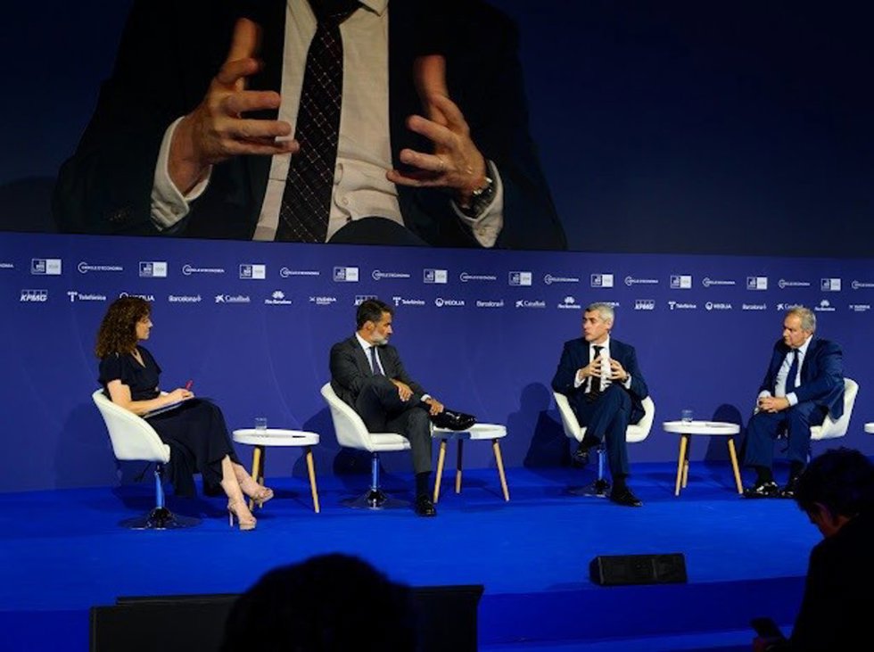 El ministro de Industria y Turismo del Gobierno, Jordi Hereu, el director de Veolia España, Daniel Tugues, y el presidente de KPMG España, Juanjo Cano, durante la 41 Reunió Cercle d'Economia en Barcelona.