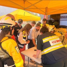 El presidente de la Comunidad, Fernando López Miras, y la alcaldesa de Murcia, Rebeca Pérez, en el puesto de mando de los servicios de emergencia en el incendio de Los Garres (Murcia)