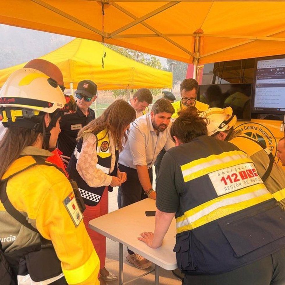 El presidente de la Comunidad, Fernando López Miras, y la alcaldesa de Murcia, Rebeca Pérez, en el puesto de mando de los servicios de emergencia en el incendio de Los Garres (Murcia)