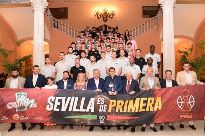 El alcalde de Sevilla, José Luis Sanz, en una foto de familia con la plantilla del Isolac Caja 87.