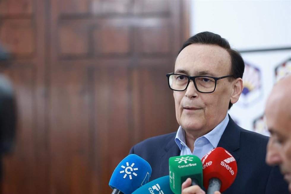 Archivo - El consejero de Universidad, Investigación e Innovación, José Carlos Gómez Villamandos, atiende a los medios antes de participar en Córdoba en el pleno extraordinario del Foro de Consejos Sociales de Universidades Públicas de Andalucía. (Foto de