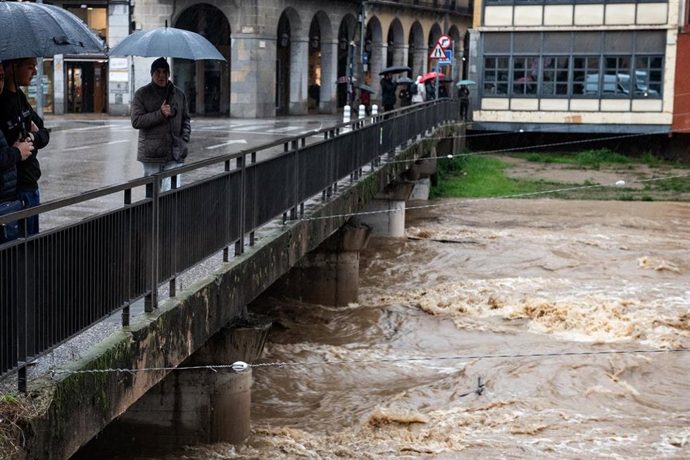 Archivo - Crecida del río Onyar, a su paso por el centro de la ciudad, a 20 de enero de 2026, en Girona, Catalunya (España).