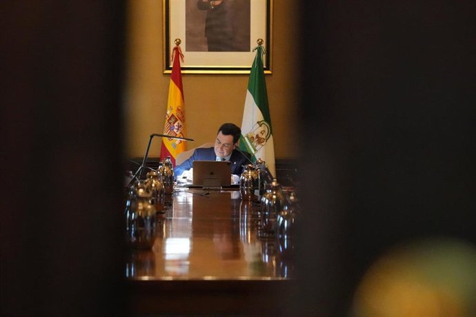 El presidente de la Junta de Andalucía, Juanma Moreno, preside una reunión del Consejo de Gobierno. (Foto de archivo).