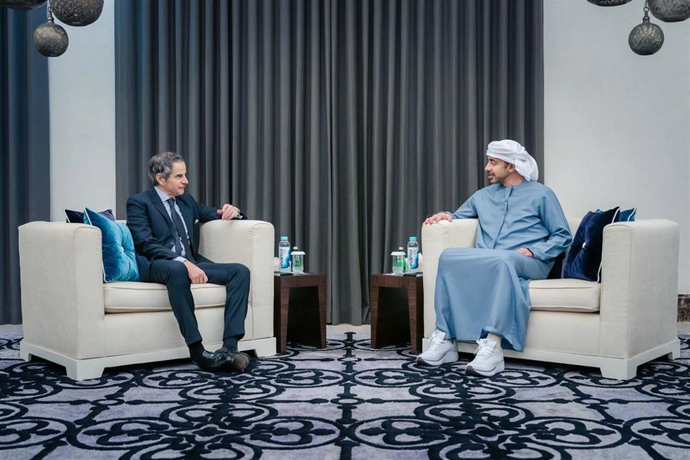 El director del OIEA, Rafael Grossi, y el titular de Exteriores emiratí, Abdulá bin Zayed