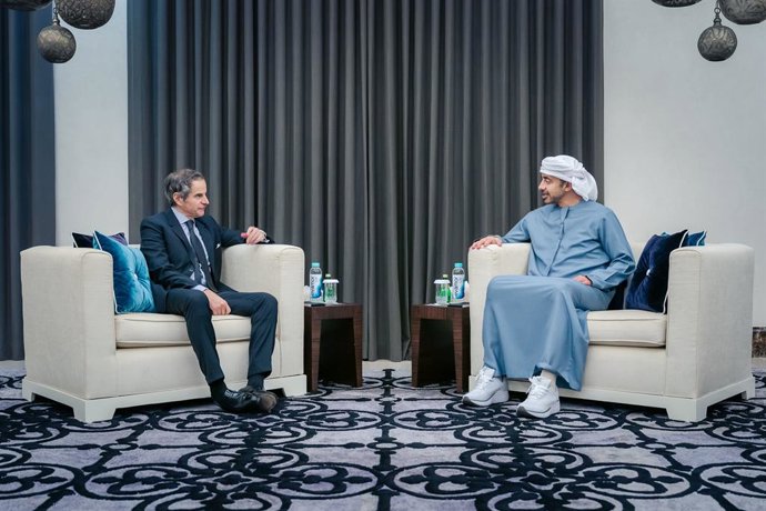 El director del OIEA, Rafael Grossi, y el titular de Exteriores emiratí, Abdulá bin Zayed
