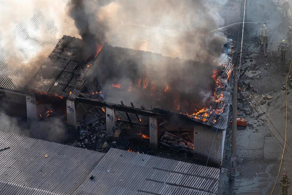 Llamas en un incendio causado por un ataque con drones de Rusia en Kiev, Ucrania  