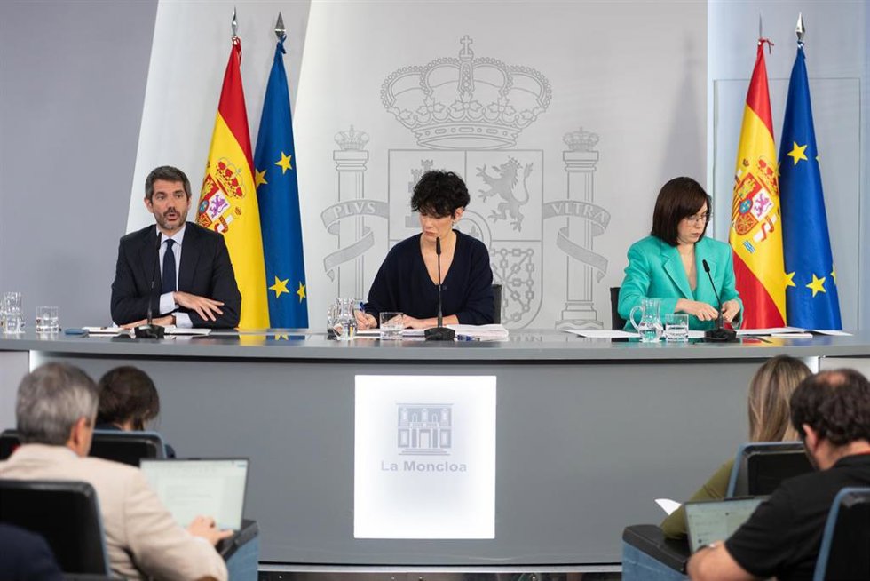 (I-D) El ministro de Cultura, Ernest Urtasun; la ministra de Inclusión, Seguridad Social y Migraciones y portavoz del Gobierno, Elma Saiz; y la ministra de Ciencia, Innovación y Universidades, Diana Morant; durante la rueda de prensa posterior al Consejo