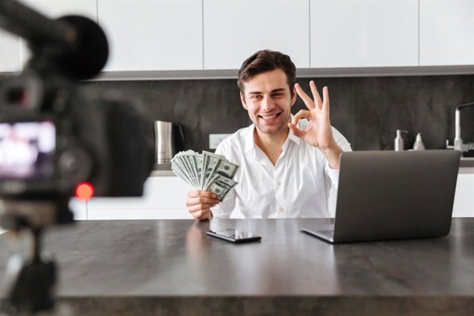 Archivo - Influencer de finanzas personales.