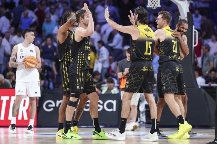 Los jugadores de La Laguna Tenerife celebran su victoria ante el Real Madrid en el primer partido de los cuartos de final del 'Playoff' por el título de la Liga Endesa 25-26