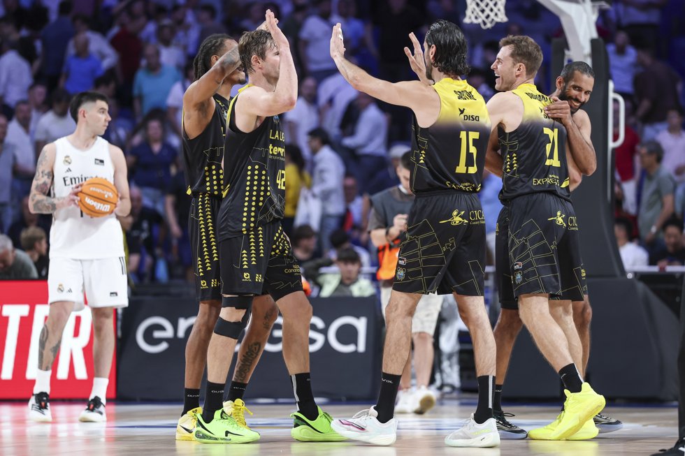 Los jugadores de La Laguna Tenerife celebran su victoria ante el Real Madrid en el primer partido de los cuartos de final del 'Playoff' por el título de la Liga Endesa 25-26