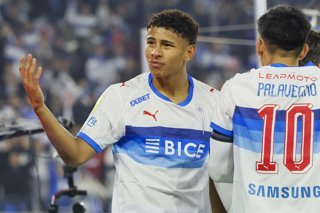 Futbol, Universidad Catolica vs Colo Colo. Fecha 13, Liga de Primera 2026. El jugador de Universidad Catolica Juan Francisco Rossel celebra el primer gol contra Colo Colo durante el partido de la Liga de Primera disputado en el Claro Arena de Santiago,