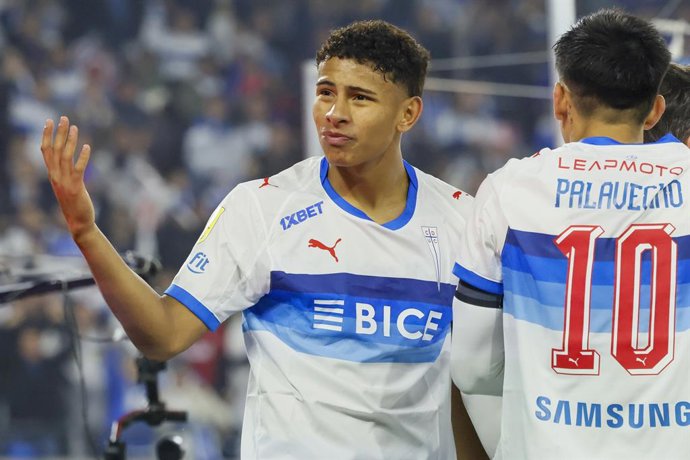 Futbol, Universidad Catolica vs Colo Colo. Fecha 13, Liga de Primera 2026. El jugador de Universidad Catolica Juan Francisco Rossel celebra el primer gol contra Colo Colo durante el partido de la Liga de Primera disputado en el Claro Arena de Santiago,