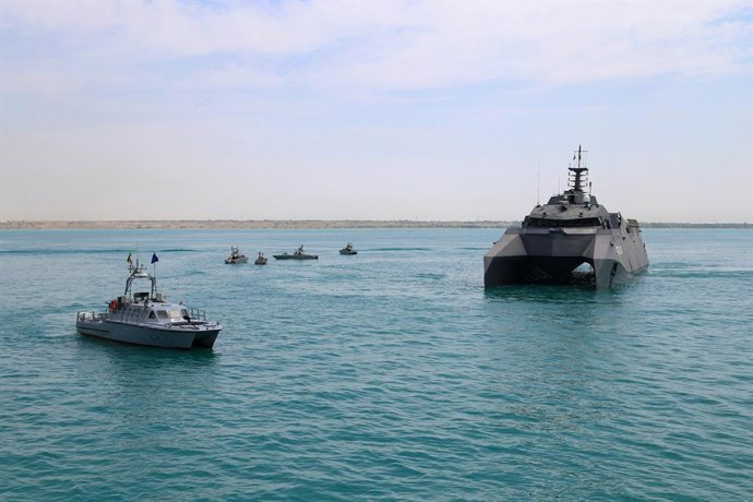 Archivo - April 29, 2024, Persian Gulf, Bushehr, Iran: The Islamic Revolutionary Guard Corps Navy (IRGCN) Shahid (Martyr) Hassan Bagheri warship (R) is sailing along the Persian Gulf during the IRGC marine parade to commemorate the Persian Gulf National D