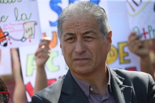 Santiago 24 de marzo 2025. El presidente nacional del Colegio de Profesoras y Profesores, Mario Aguilar, recorre el Colegio Republica de India durante las manifestaciones en Santiago convocadas a nivel nacional para esta jornada, contra la violencia en